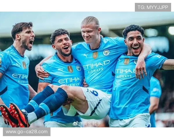 曼城对阵富勒姆，哈兰德里程碑进球后与队友相拥庆祝